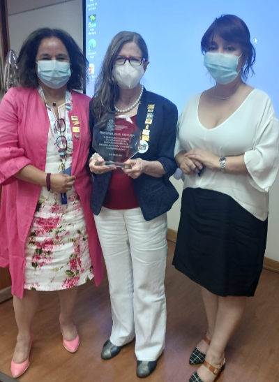 La doctora Grinspun recibió un reconocimiento por parte de las profesoras Amalia Silva y Mirliana Ramírez, directora del Departamento de Enfermería. 