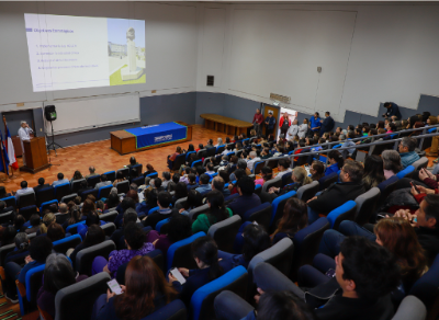 El doctor Tobar destacó los desafíos institucionales para 2025, mencionando la implementación de la Ley HCUCH, la consolidación del programa de bienestar para las personas, y la mejora de los procesos clínico-administrativos. 