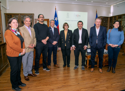 Profesora Marcela Munizaga, doctor Miguel O'Ryan, profesor Leonardo Basso, doctor Juan Pablo Torres, doctora Rosa Devés, profesor Luis Vargas, profesor Francisco Martínez y profesora Viviana Meruane. 