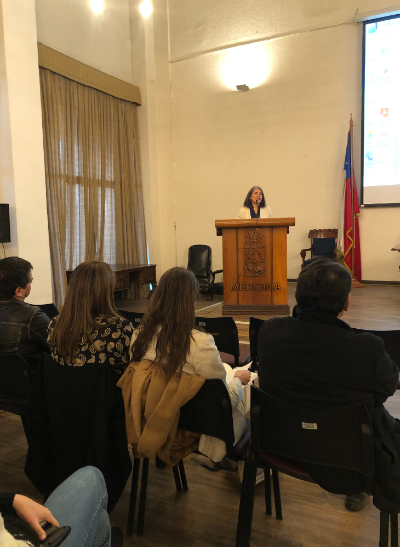 La doctora Jimena Sierralta se refirió a la labor científica y divulgativa del autor de “El humano futuro”. 