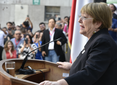 "A mí me marcó mi paso por estas aulas, no sólo como mujer y como médica, también como autoridad, porque aquí desarrollé mi vida, porque aprendí la educación de servicio público", dijo la ex Presidenta Michelle Bachelet.