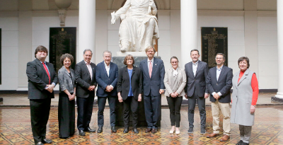 El doctor Marín junto a las autoridades de Rectoría de la Universidad de Chile y del decanato de las facultades de Medicina y Ciencias Físicas y Matemáticas en la firma del convenio con el MIT