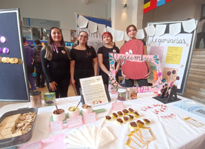 En la actividad, el estudiantado de primer año prepara stands explicativos para los distintos tipos de alimentos que conforman una dieta nutritiva y equilibrada