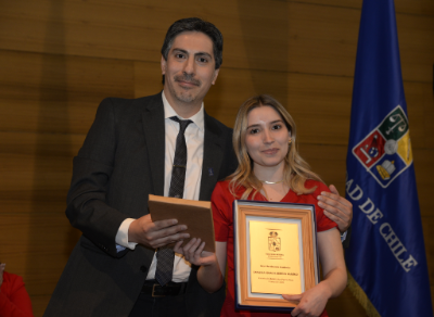 El doctor Leandro Carreño entregó el premio de mejor rendimiento académico a la matrona Catalina Berríos. 