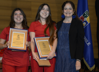 Las matronas Claudia Negrón y Romanet Oliva fueron distinguidas como mejor desempeño en investigación, por la profesora Marcela Araya. 