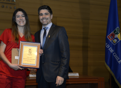 El premio al espíritu profesional fue entregado por el profesor Pablo Gálvez a la matrona Michelle Araya. 