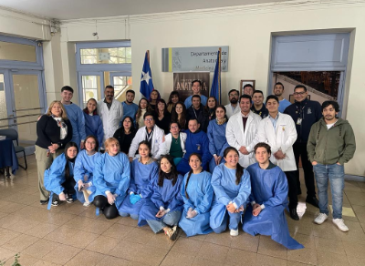 El equipo de académicos y funcionarios del Departamento de Anatomía y Medicina Legal contó con el apoyo de estudiantes voluntarios