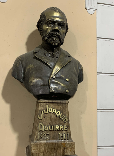 El busto en honor al doctor José Joaquín Aguirre se encuentra al interior del Auditorio de Anatomía. 