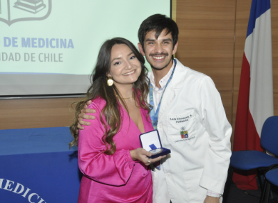 La mejor becada 2023 fue la doctora Aracely Barrueto, quien recibió su premio de manos del doctor Luis Córdova. 