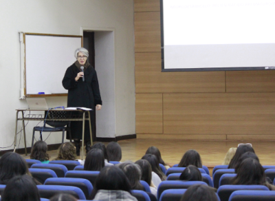 La profesora Pilar Barba, quien destacó la interdisciplinariedad que caracteriza a este proyecto, “como es el alma de los Fondos Valentín Letelier”. 