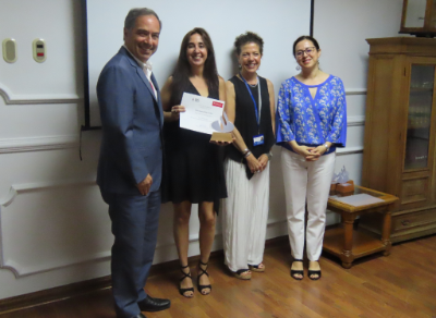 La profesora Rosana Muñoz recibe su beneficio de parte del decano de la Facultad de Medicina, doctor Miguel O'Ryan, junto a la directora de Relaciones Internacionales, Margarita Ahumada, y a la representante de Banco Santander, Marly Neira.