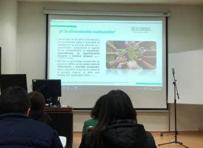 La conferencia online contó con las exposiciones de los profesores Cristina Carreño y Juan Goez, de la carrera de Nutrición y Dietética de la Universidad de Antioquia