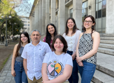 Doctor Julio Tapia y su grupo de tesistas de doctorado en Ciencias Biomédicas, magister en Bioquímica y licenciatura en Tecnología Médica, en el Laboratorio de Transformación Celular del ICBM.