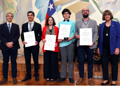 El doctor Juan Pablo Torres, vicedecano de la Facultad de Medicina, y la rectora Rosa Devés junto a los nuevos profesores titulares de nuestro plantel, doctores Rodolfo Nazar, Karin Kleinsteuber, Rosa Pardo (representada por su hijo Víctor Jorquera) y Ricardo Soto Rifo. 