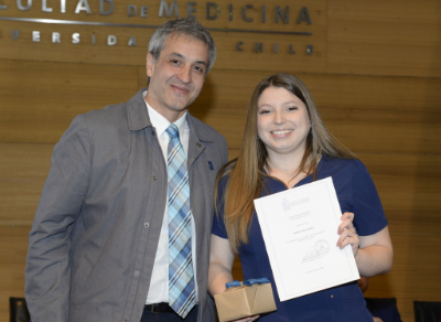 Como mejor rendimiento académico fue premiada la enfermera Javiera Oakley, por parte del decano (s), doctor Juan Pablo Torres. 