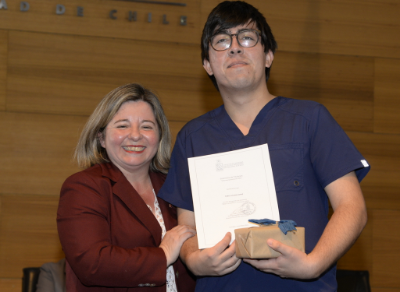 La profesora Gedman Guevara entregó el premio de mejor compañero al enfermero Pablo Valdés. 