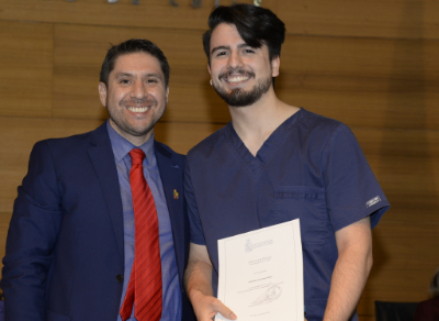 El premio Florence Nightingale fue entregado por el profesor Cristián Pérez al enfermero Ezequiel Vergara