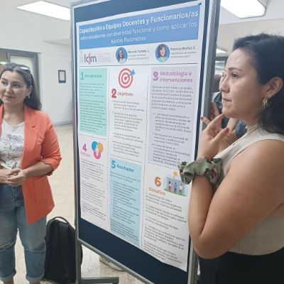 El equipo de la Facultad de Ciencias Físicas y Matemáticas presentando su trabajo.