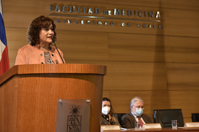 En su última graduación como directora, la profesora Carreño recibió el cariño de autoridades, académicos y estudiantes de la Facultad de Medicina