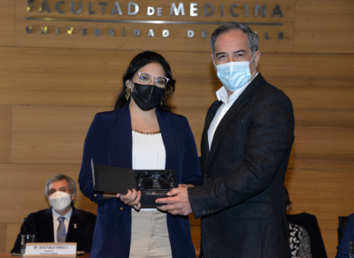 La terapeuta ocupacional Fabiola Santander recibió la distinción al mejor rendimiento académico de su generación de manos del decano de la Facultad de Medicina, doctor Miguel O'Ryan. 