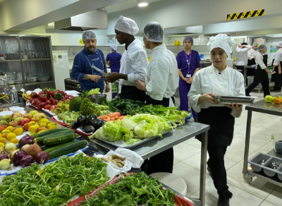 Estudiantes de la especialidad de Gastronomía pertenecientes a los complejos educacionales Pedro Prado y Cerro Navia participaron de una sesión de cocina “Trush Cooking” en el laboratorio de Técnicas Culinarias de la Escuela de Nutrición. 