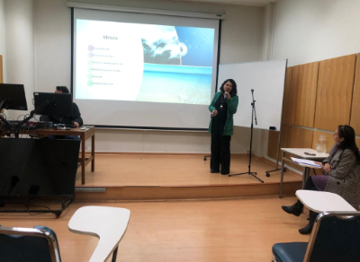 La profesora Paola Cáceres dictó la charla “Desperdicios a nivel domiciliario en Chile”. 
