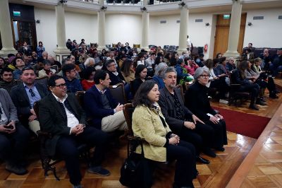 "Esta es una oportunidad para verlo de manera natural y real y permite comprender mucho más a la persona detrás del artista”, agregó una asistente al encuentro.