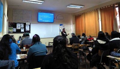 sala de clases del liceo manuel de salas con docentes en curso de genero