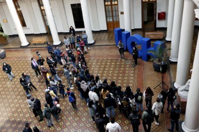 Declarada Monumento Nacional en 1974, la Casa Central de la Universidad de Chile se erige en la capital como un destino obligado a la hora de conocer la historia del país. 