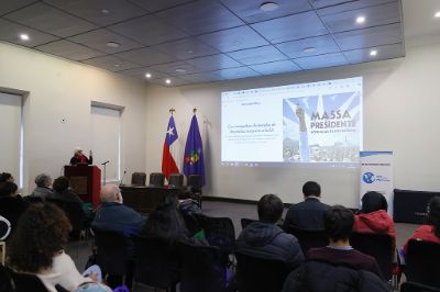 Durante la actividad se expusieron casos relevantes de desinformación en el mundo y sus efectos en la opinión pública, con un especial énfasis en cómo se retrata la migración en Chile.