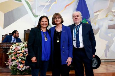 La profesora Verónica Figueroa y el profesor Jaime San Martín fueron reconocidos con la medalla Andrés Bello en la ceremonia oficial de aniversario de la Universidad de Chile.