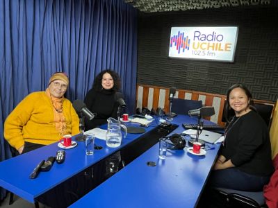 Foto de las profesoras entrevistadoras y la presidenta del Consejo de Evaluación en la radio Uchile.