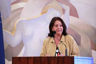 Plano medio de la directora de Pregrado, Leonor Armanet, en la testera del Salón de Honor de Casa Central de la U. de Chile