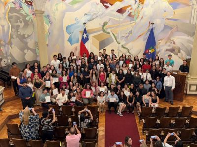 Foto grupal de estudiantes certificados