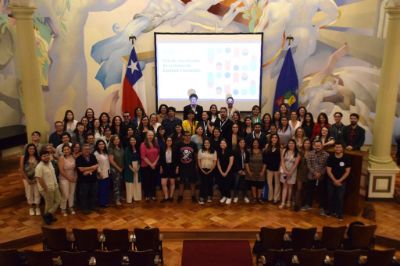 Grupo de asistentes que se quedó hasta el cierre del Encuentro, posando en el Salón de Honor de Casa Central.