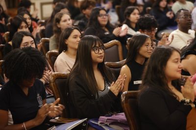 Estudiantes aplaudiendo en el Salón de Honor