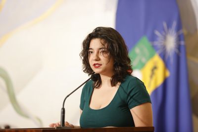 Medio plano corto de la presidenta de la FECH, Catalina Lufín, hablando en la testera del Salón de Honor
