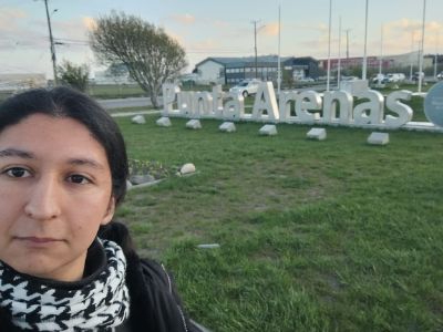 Selfie de Lucas Gutiérrez. Al fondo, letras volumétricas que dicen Punta Arenas