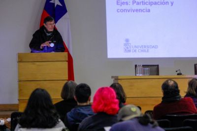 Vicerrector de Asuntos Académicos de la U. de Chile, Claudio Pastenes, hablando en la testera de la sala Eloísa Díaz.