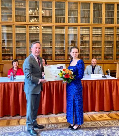 El Embajador de Chile en República Checa, Hernán Bascuñán, hace entrega del primer lugar a la estudiante Veronika Bílková, de la Universidad de Ostrava, en la Ceremonia del XXVIII Premio Iberoamericano 2023.