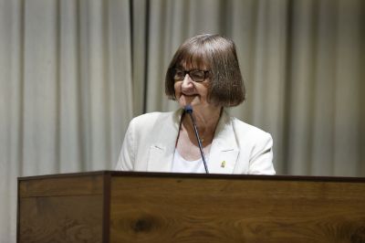 La Rectora de la Universidad de Chile, Prof. Rosa Devés, felicitó a las y los 14 estudiantes que obtuvieron las becas en esta convocatoria y agradeció al Banco Santander por su compromiso con la educación