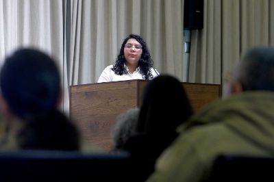la estudiante de Antropología e integrante de la primera generación MIE, Camila Urquiola, entregó su testimonio a las y los asistentes a la ceremonia.