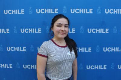 Javiera González estudia Ingeniería en Biotecnología Molecular en la Facultad de Ciencias y representará a la Universidad de Chile en las Jornadas de Jóvenes Investigadores 2024. “Me gustaría poder conocer personas de distintas disciplinas, que investiguen otros temas, y hacer contactos. Estoy un poco ansiosa por la presentación, pero espero que sea una instancia enriquecedora y conocer muchas personas”, contó Javiera.