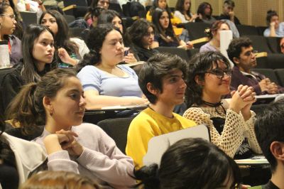 Más de 200 estudiantes de pregrado asistieron a la sesión informativa que se realizó en el Campus Juan Gómez Millas.