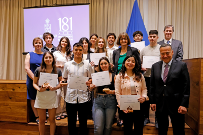 Durante la ceremonia se entregaron reconocimientos a las y los estudiantes que se adjudicaron becas UChile - Santander y UAM - Santander.