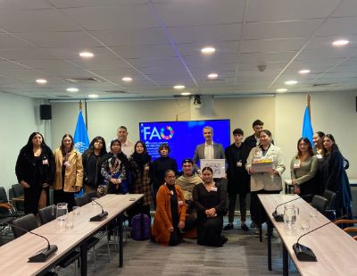 Durante la visita a la sede de la Organización de Naciones Unidas para la Alimentación y la Agricultura (FAO), las y los asistentes conocieron las distintas misiones y actividades que la organización mundial realiza en Chile