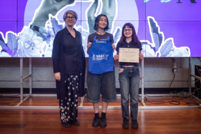 Ganadoras del 2do lugar, equipo compuesto por Florencia Redolés, Rayen Huerta y Sofía Vial, estudiantes de Diseño Teatral de la Facultad de Artes