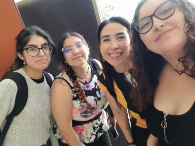 La profesora Claudia Peña junto a Josefa, Alani y Vannia, tres estudiantes de la U. de Chile que participaron como tutoras en la iniciativa impulsada por el Mineduc.