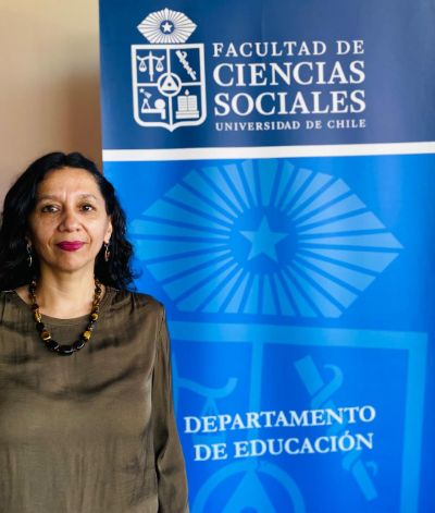 Valeria Herrera es profesora asociada del Departamento de Educación de la Facultad de Ciencias Sociales y coordinadora del Magíster en Educación con Mención en Currículum y Comunidad Educativa.
