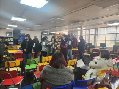 “A través de los juegos realizados pudimos rescatar las ideas de no juzgar ni minimizar los sentimientos o el actuar del resto. Así, en la actividad abordamos lo positivo y lo que nos faltaba", señaló la profesora de Educación Física y Salud del liceo, Belén Fernández.